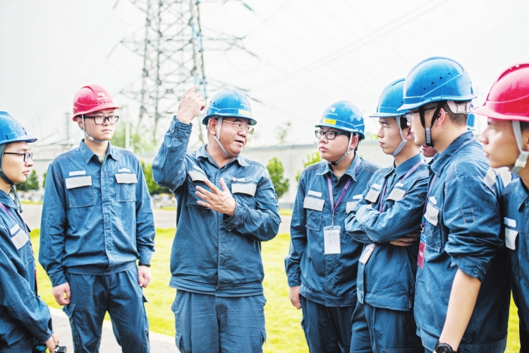 廣東電網(wǎng)東莞供電局變電管理二所檢修一班副班長(zhǎng)何滿棠：“以匠人之心，守一畝三分地”