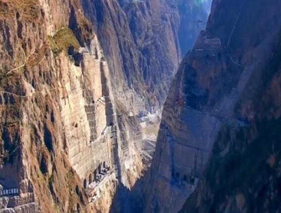 為建烏東德水電站，在峽谷底部挖90米深洞穴，用來干嘛的？