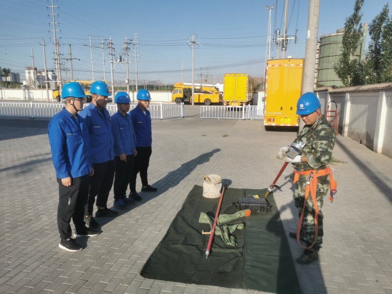 烏海電業(yè)局配電帶電作業(yè)中心：現(xiàn)場培訓(xùn)求實效，技能素質(zhì)再提升