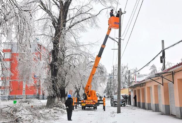 受強雨雪大風(fēng)冰凍天氣影響，吉林延邊全力搶修供電線路