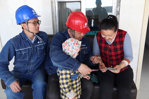 阿拉善電業(yè)局電力宣傳進(jìn)家門，客戶服務(wù)零距離