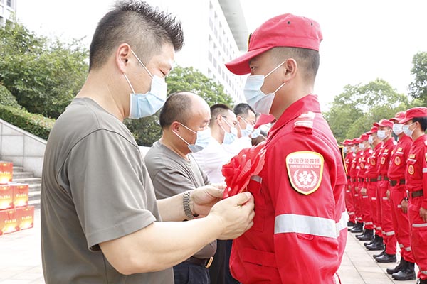 駐地退役軍人創(chuàng)業(yè)服務(wù)公司走訪慰問中國(guó)安能常州分公司赴鄭搶險(xiǎn)隊(duì)員