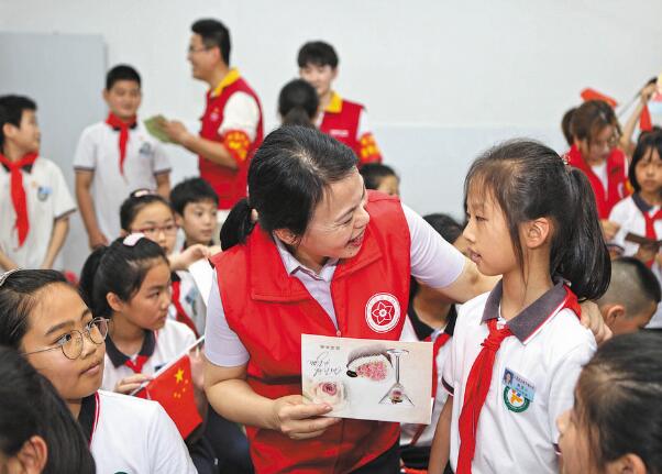浙江永嘉縣紅十三愛心社25年，幫助4630名貧困學(xué)生