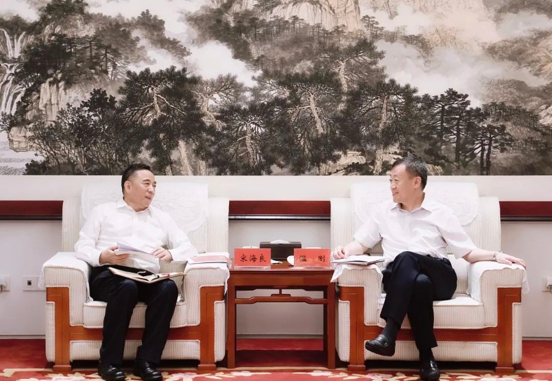 宋海良孫洪水與中國(guó)融通集團(tuán)董事長(zhǎng)溫剛、總經(jīng)理馬正武座談