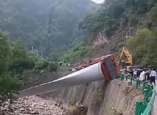 陜西寶雞隴縣：80米風(fēng)電扇葉運輸車歪倒，正救援