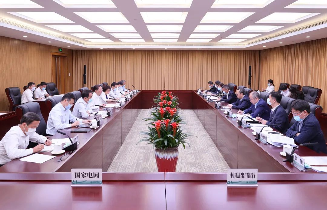 國(guó)家電網(wǎng)公司董事長(zhǎng)、黨組書記辛保安與進(jìn)出口銀行董事長(zhǎng)吳富林會(huì)談