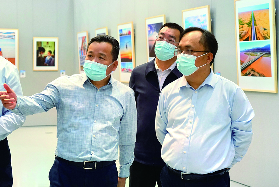 許振山、賈振國一行參觀“喜迎二十大 奮進新征程”書法美術(shù)攝影展