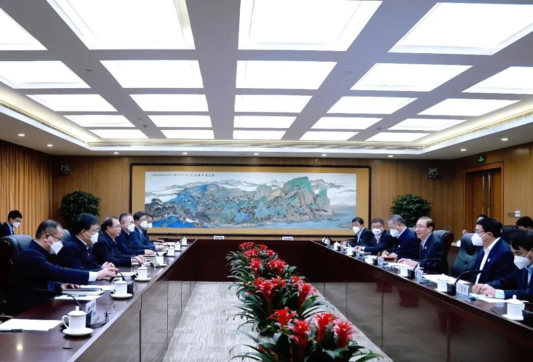 華電集團(tuán)董事長(zhǎng)江毅、總經(jīng)理葉向東與國(guó)家電網(wǎng)董事長(zhǎng)辛保安、總經(jīng)理張智剛舉行會(huì)談