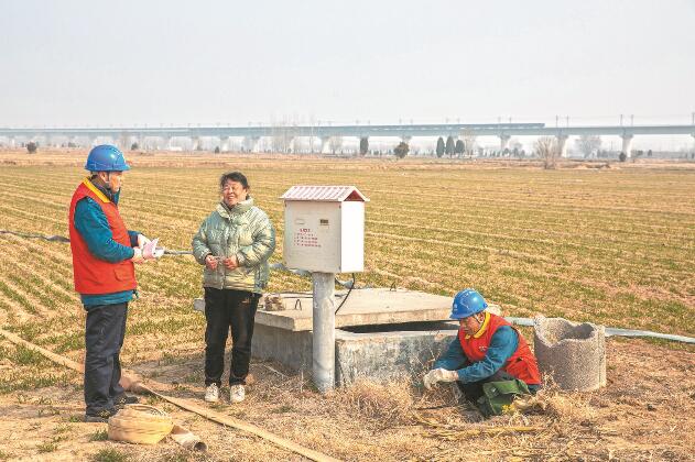 山東省梁山縣：黃河灘區(qū)上，井在地頭，電到井口