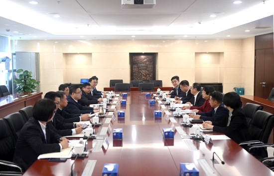 中國電建黨委常委、副總經(jīng)理王小軍與中國華電集團(tuán)黨組成員、副總經(jīng)理李旭紅會(huì)談