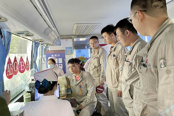 臨汾熱電公司組織“熱血與大愛同流，真情與奉獻(xiàn)同行”無償獻(xiàn)血活動(dòng)