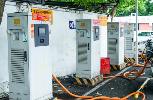新能源汽車日漸增多，充電樁使用亂象如何管?