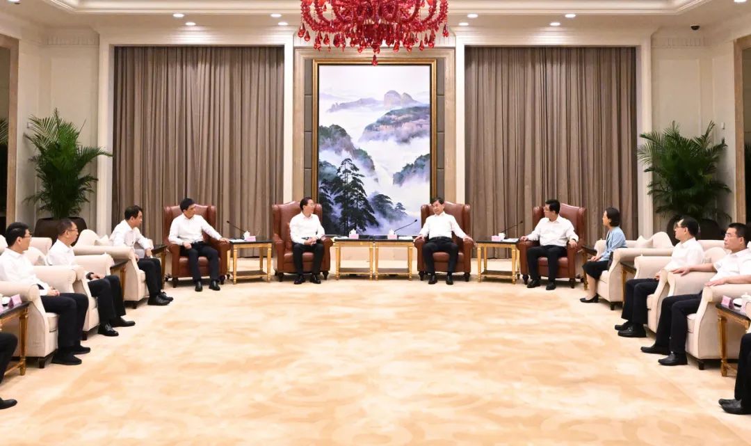 國(guó)家電網(wǎng)公司董事長(zhǎng)、黨組書辛保安與福建省委書記周祖翼、省長(zhǎng)趙龍會(huì)談