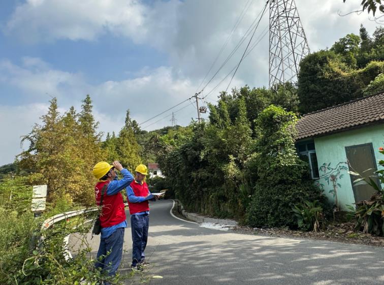 宏宇公司線路特巡保安全 護(hù)航國(guó)慶“滿(mǎn)格電”
