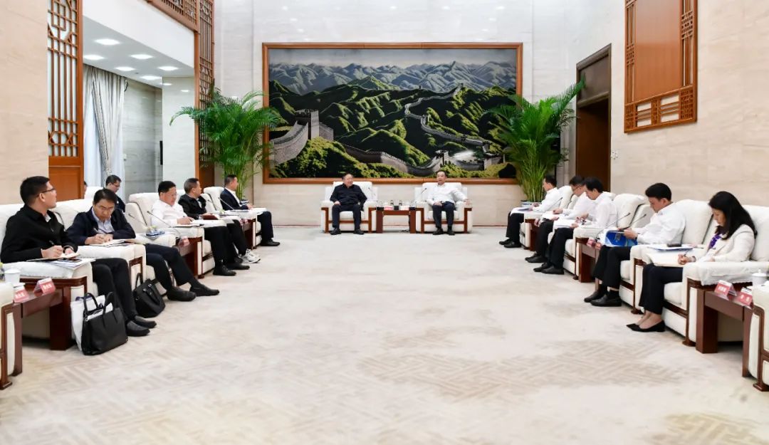 大唐集團(tuán)有限公司黨組書記、董事長(zhǎng)鄒磊與廣西壯族自治區(qū)國(guó)資委黨委書記秦如培會(huì)談