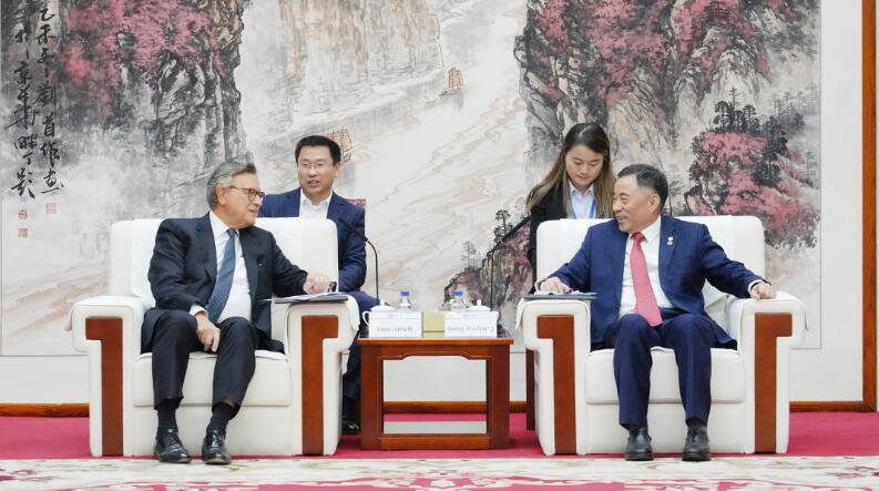 中國能建黨委書記、董事長宋海良與渣打集團(tuán)主席韋浩思會談