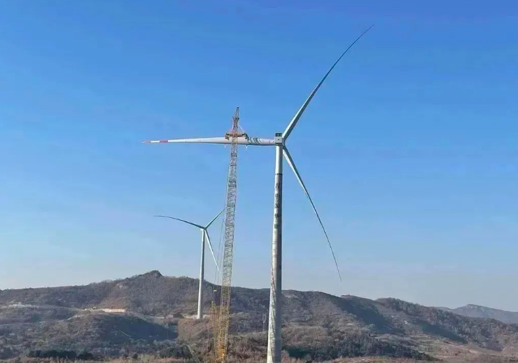 中石化起運(yùn)公司營(yíng)口風(fēng)電項(xiàng)目首臺(tái)混塔圓滿吊裝！