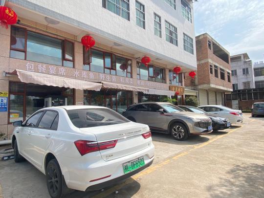返鄉(xiāng)新能源車主尋覓公用充電樁，鄉(xiāng)村充電補能仍有待解決