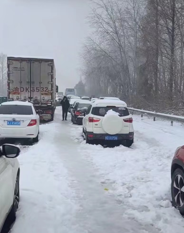 湖北凍雨暴雪導致高速公路堵塞，電動汽車再現(xiàn)“趴窩”