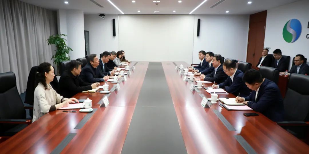 中國電氣裝備黨委書記、董事長白忠泉會見上海市經(jīng)濟和信息化委員會副主任戎之勤
