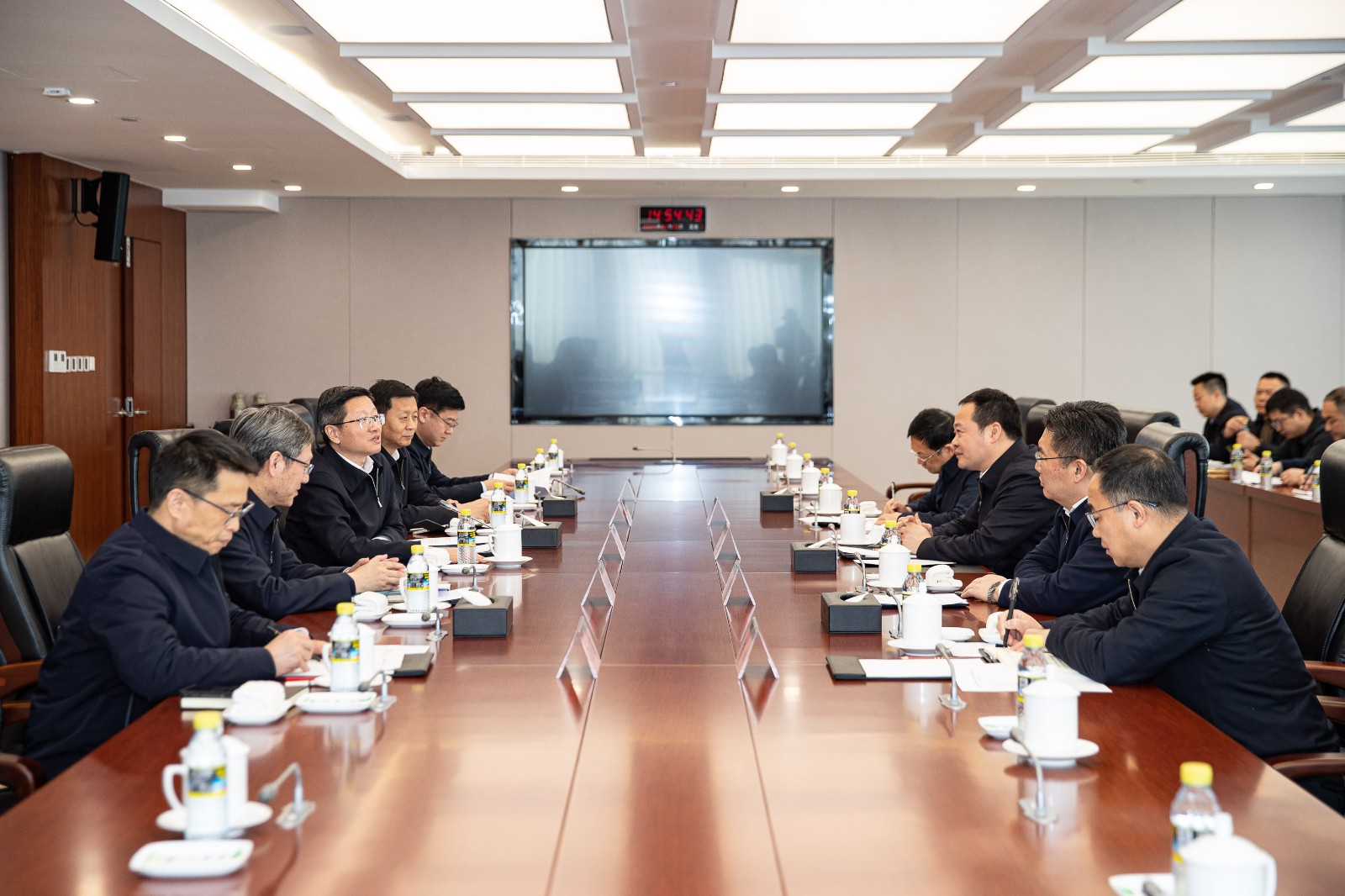 國家能源集團(tuán)公司總經(jīng)理、黨組副書記余兵會(huì)見上饒市委書記陳云