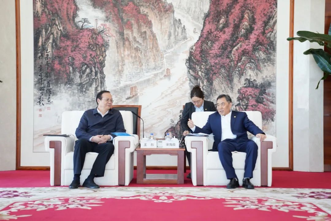 中國(guó)能建黨委書記、董事長(zhǎng)宋海良與歐洲自然科學(xué)院院士、中國(guó)發(fā)展研究院院長(zhǎng)王彤會(huì)談