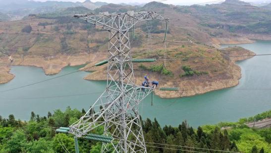 貴州興義供電局高空之上，用責(zé)任守護安全送去光明