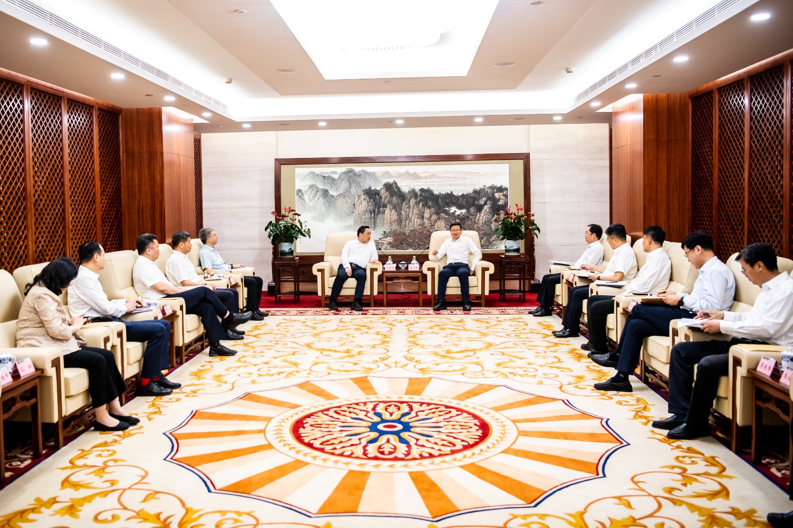 國家能源集團(tuán)公司總經(jīng)理、黨組副書記余兵會(huì)見鎮(zhèn)江市委書記馬明龍一行