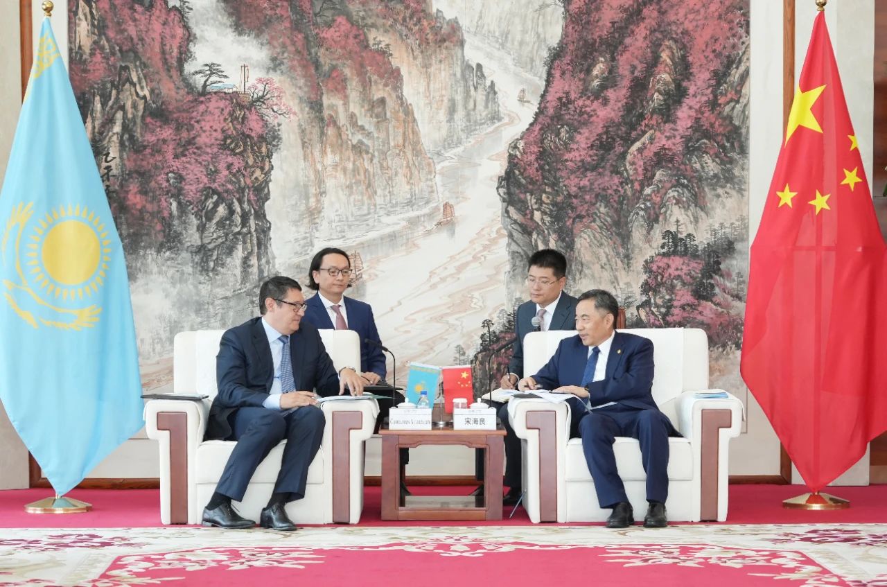 中國(guó)能建黨委書記、董事長(zhǎng)宋海良與哈薩克斯坦