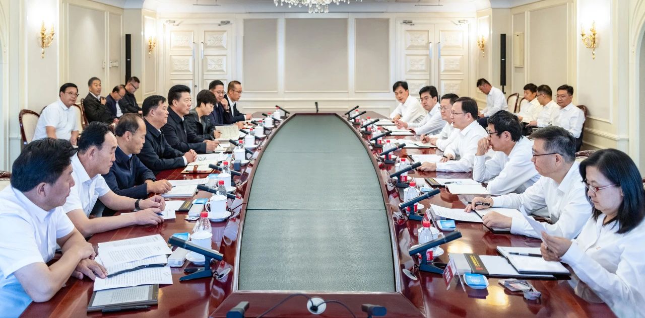 大唐集團(tuán)總經(jīng)理、黨組副書記張傳江與青海省海南州委書記呂剛、州長尕瑪朋措會(huì)談