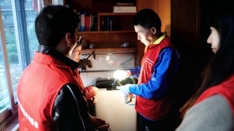 國網(wǎng)浙江物資公司電力青年主動上門服務，“電暖”千萬家
